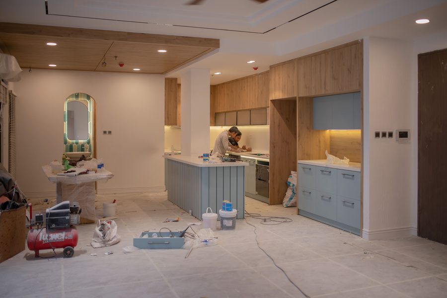 Cuisine en cours de rénovation avec nouveaux meubles
